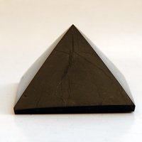 Šungit 98% - Pyramída 3 cm leštená
